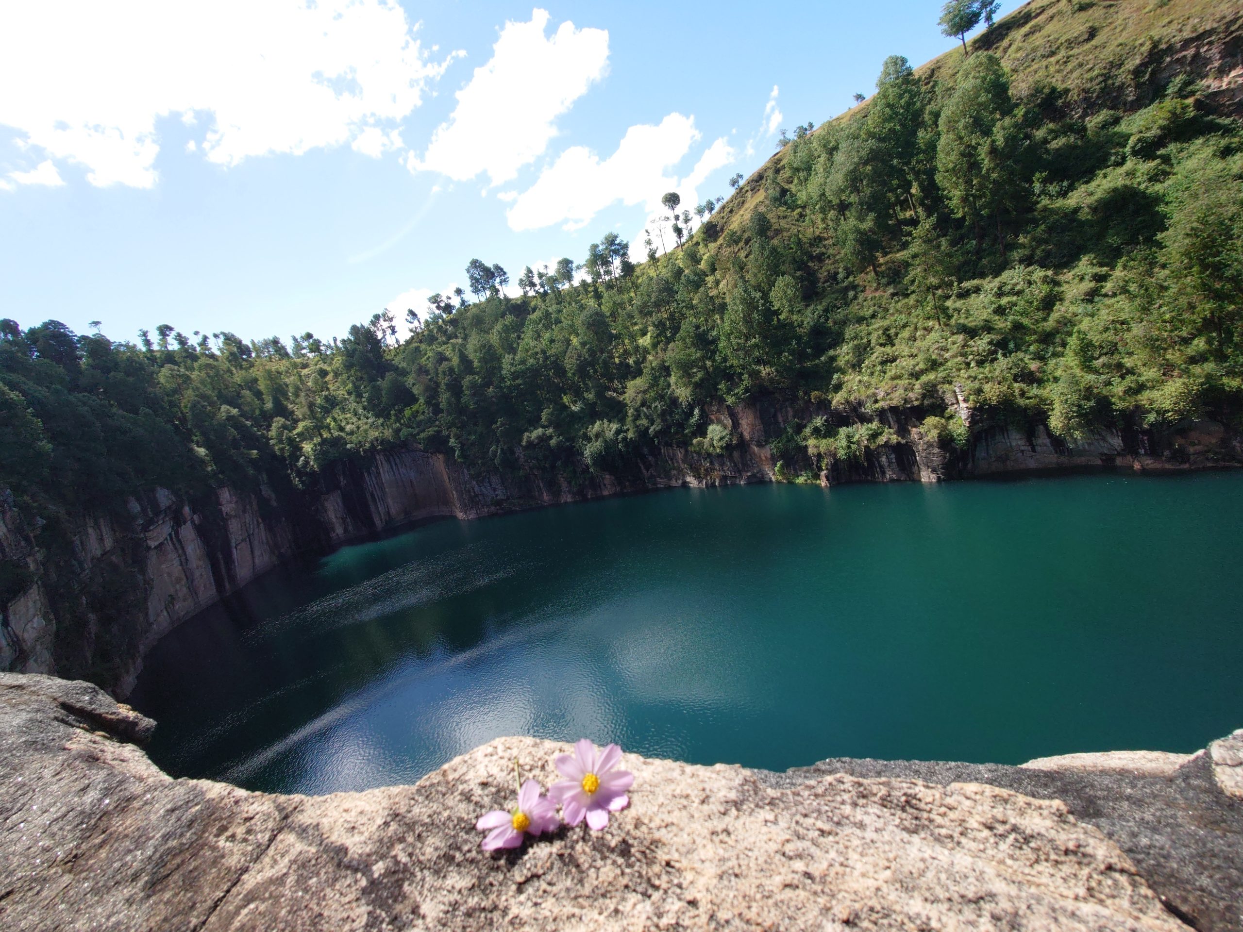 NAVIGATION SUR LE FLEUVE TSIRIBIHINA ET DÉCOUVERTE DES TSINGY DE BEMARAHA