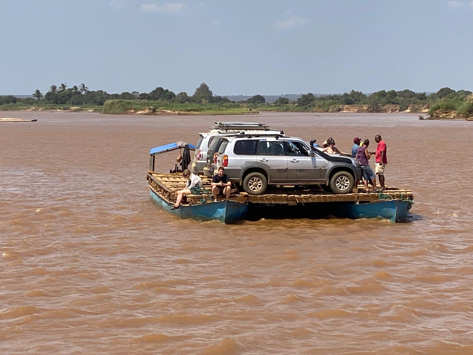 NAVIGATION SUR LE FLEUVE TSIRIBIHINA ET DÉCOUVERTE DES TSINGY DE BEMARAHA