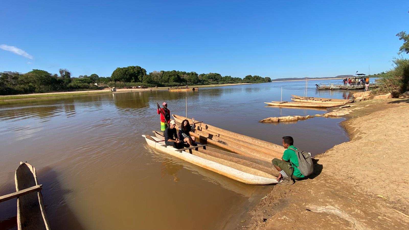 NAVIGATION SUR LE FLEUVE TSIRIBIHINA ET DÉCOUVERTE DES TSINGY DE BEMARAHA
