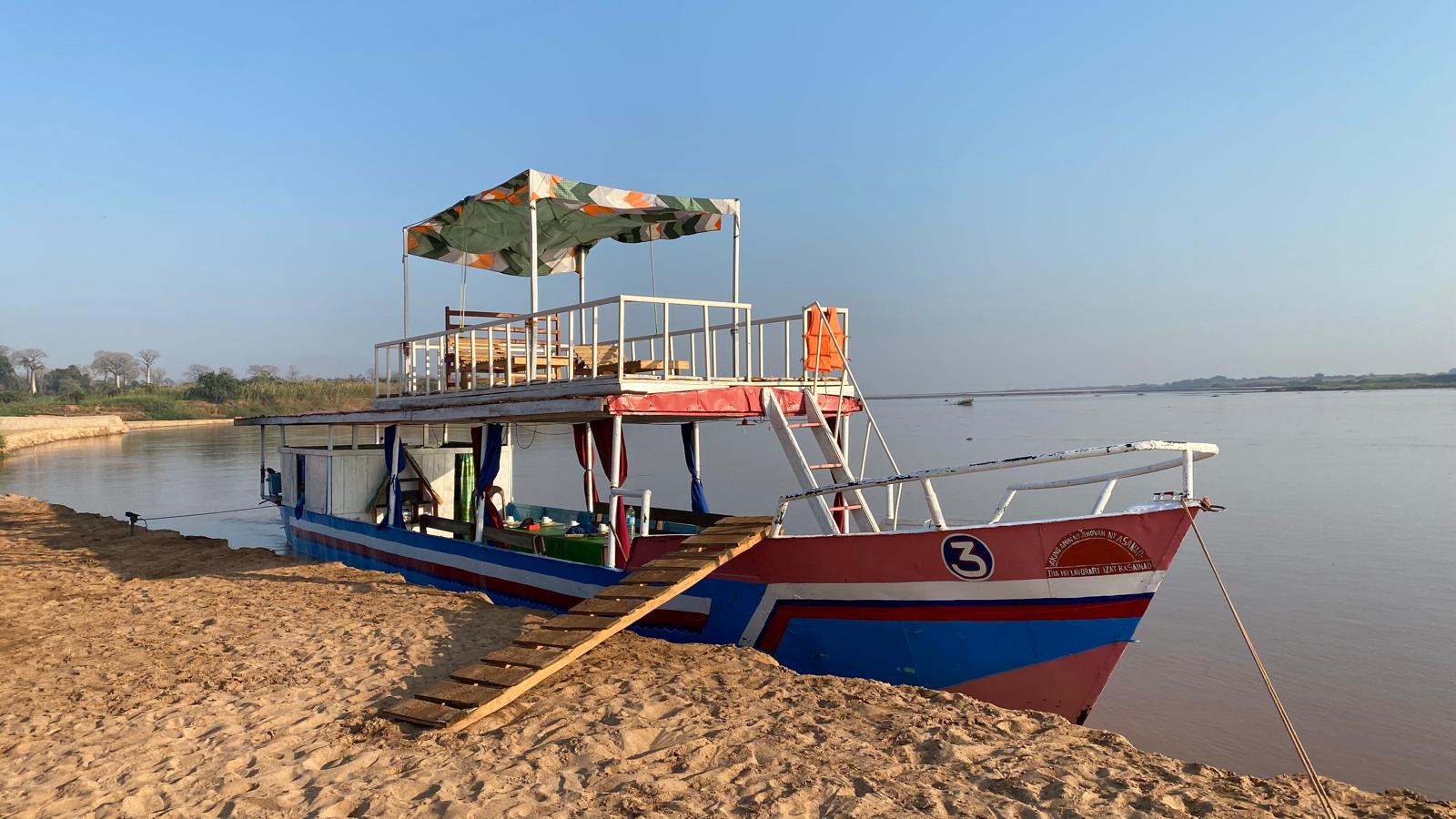 NAVIGATION SUR LE FLEUVE TSIRIBIHINA ET DÉCOUVERTE DES TSINGY DE BEMARAHA