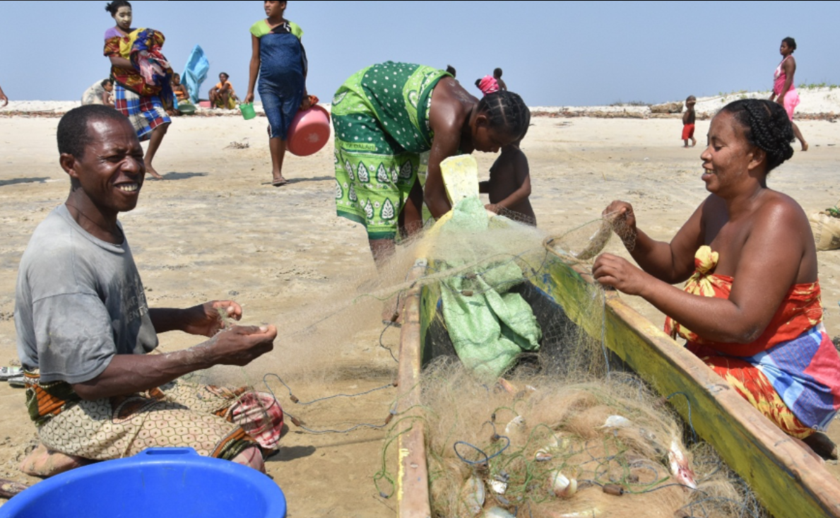 NAVIGATION SUR LE FLEUVE TSIRIBIHINA ET DÉCOUVERTE DES TSINGY DE BEMARAHA